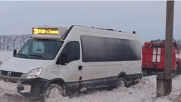 На трасі Луцьк – Горохів рейсовий автобус застряг у сніговому заметі (відео)