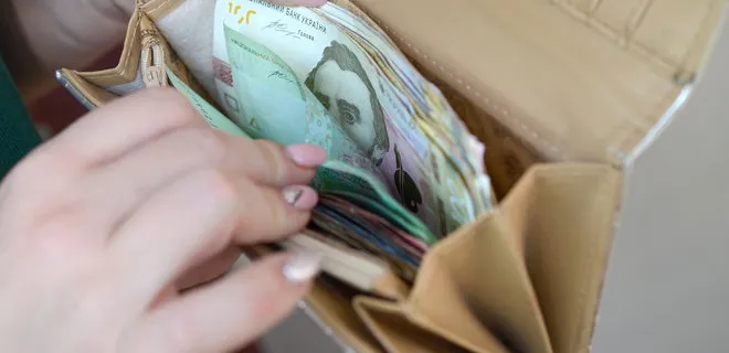 Меблі, машини і страхування: де на Волині платять найбільше