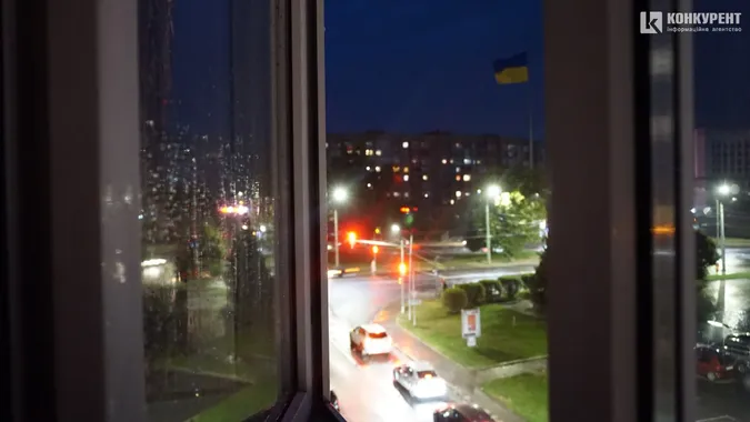 Шквальний вітер, блискавка та дощ: у Луцьку неочікувано змінилась погода (фото, відео)