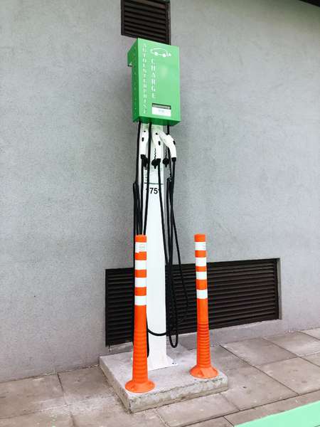 На парковці «Променя» встановили заправку для електромобілів*