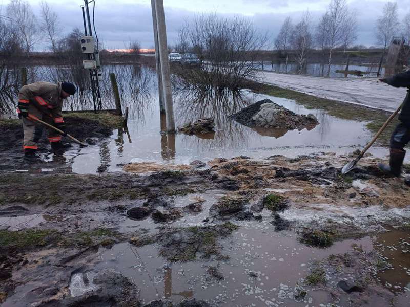 250 тонн води: на Волині людям затопило городи (фото)