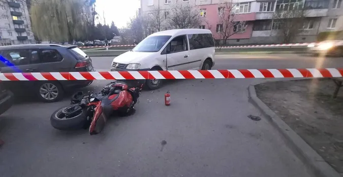 Авто зіткнулося з мотоциклом: деталі моторошної аварії у Луцьку