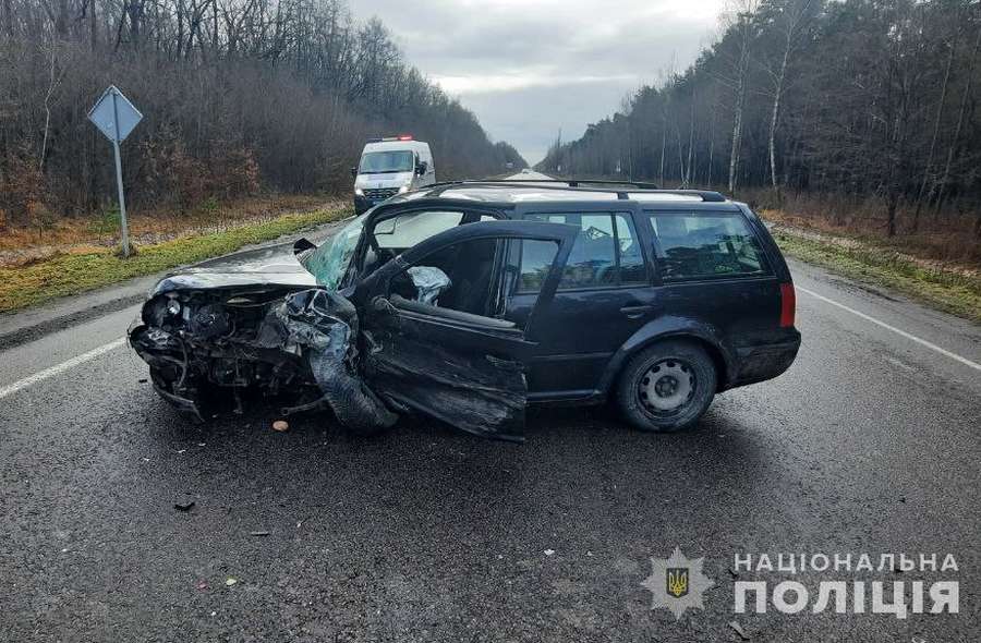Авто відкинуло в кювет: під Луцьком зіткнулися Opel та Volkswagen (фото)