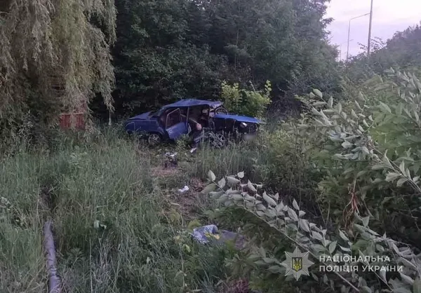 Проїжджали повз у свій вихідний: на Волині пара рятувальників витягла людей із потрощеної в ДТП машини (фото)
