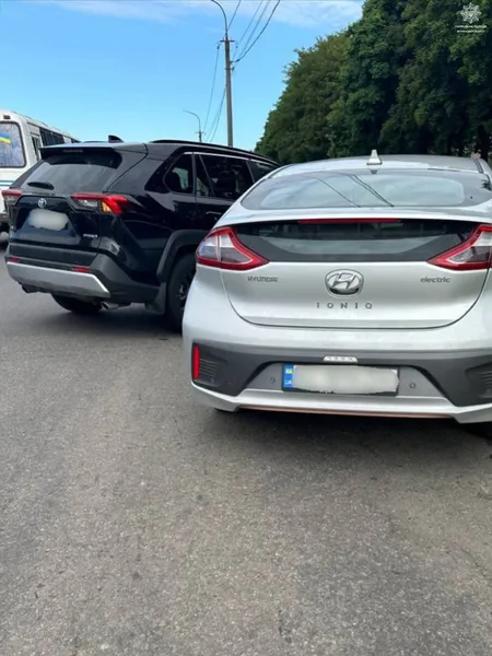У Луцьку на Карпенка-Карого Toyota протаранив Hyundai (фото)
