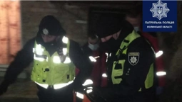 У Луцьку люди отруїлися газом: патрульні допомагали медикам їх шпиталізовувати (фото)