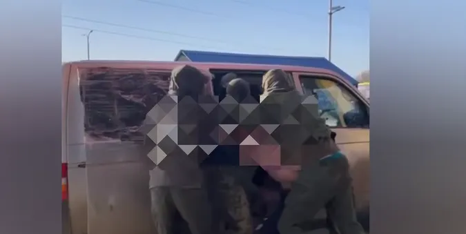 В «Епіцентрі» під Луцьком військові ТЦК скрутили двох чоловіків: що там коїлось (відео)
