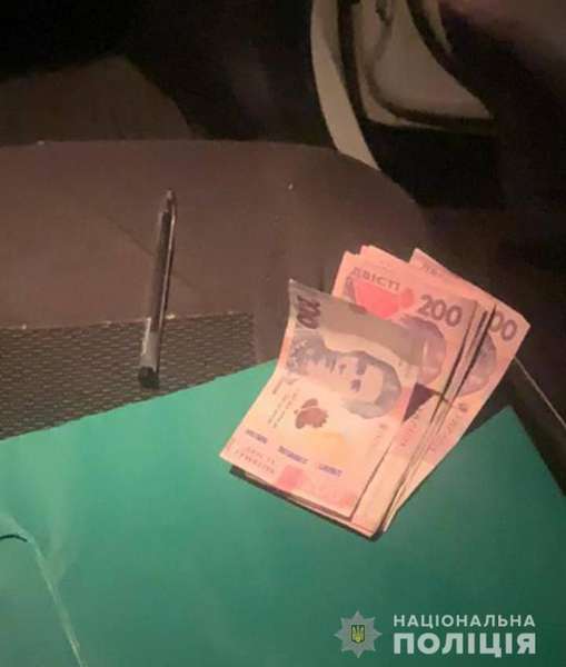 Під Луцьком п'яний водій КамАЗу підкинув гроші в патрульне авто (фото, відео)