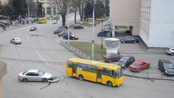 У центрі Луцька – аварія за участі маршрутки (фото) 