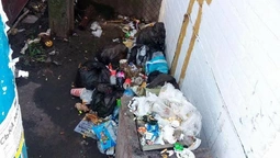 У Луцьку зупинку громадського транспорту закидали сміттям (фото)