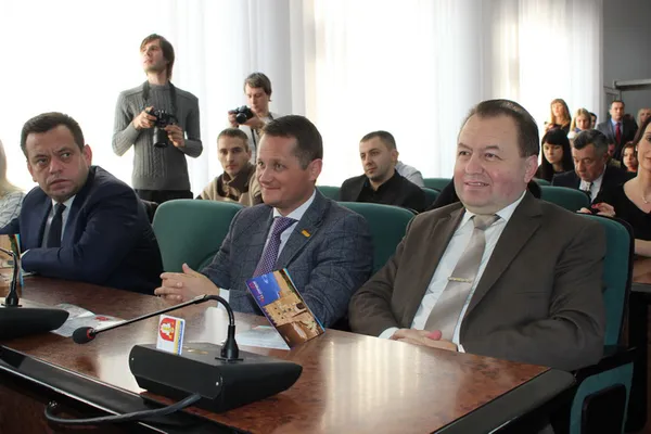 Григорій Пустовіт розпочинав каденцію у ролі депутата. Упродовж багатьох місяців він «шпетив» всіх та кожного за будь-яку зайву кому у проєктах рішення, аж поки не став виконувачем обов'язків міського голови...
