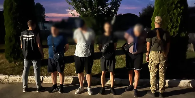 Залучили підлітків: четверо чоловіків хотіли незаконно потрапити в Угорщину