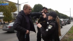 Лаявся і виривав автомат: у Луцьку військовий бикував до поліцейських (відео)