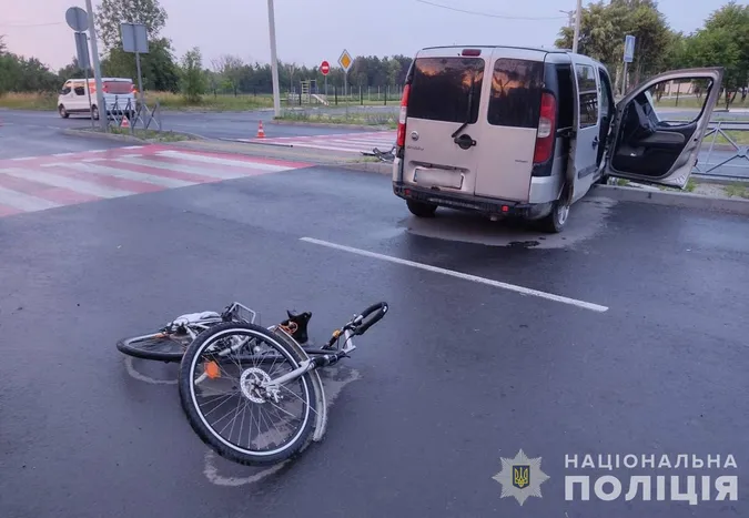 У Ковелі Fiat збив велосипедиста на «зебрі» й погнув паркан (фото)