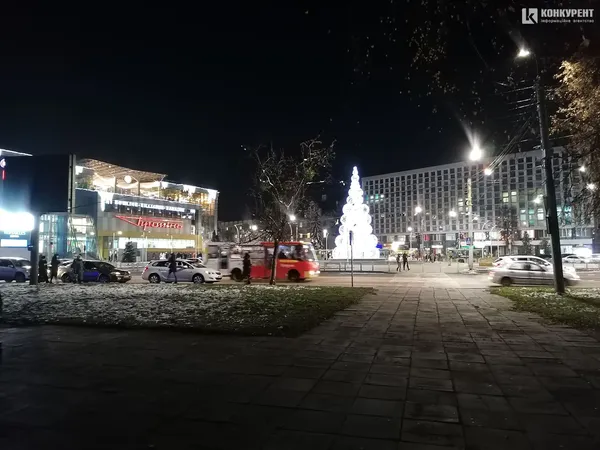 Біля «Променя» горить 14-метрова ялинка з куль (фото)