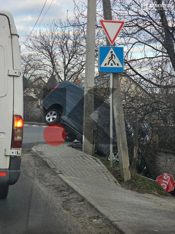 Під Луцьком авто вилетіло в кювет: утворився великий затор (фото)