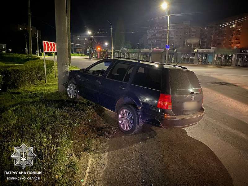 У Луцьку «фольксваген» влетів в електроопору: водій був п'яний (фото)