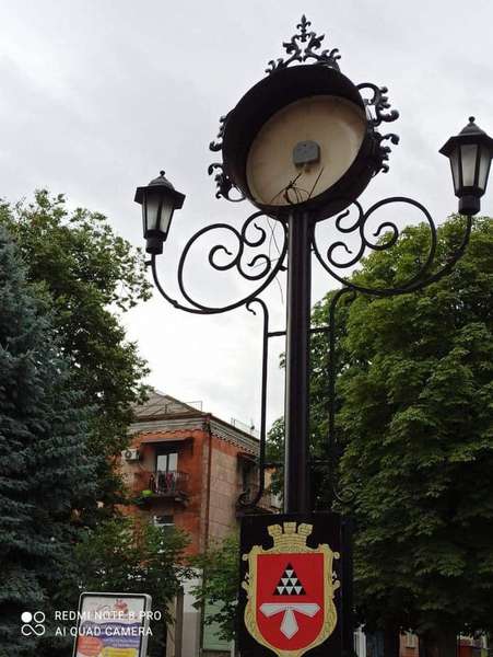 У Нововолинську розшукують вандалів, які розбили годинник в центрі міста (фото)