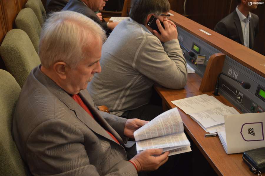Лідер «Нашого краю»  Святослав Кравчук ознайомлюється  із порядком денним сесійного засідання