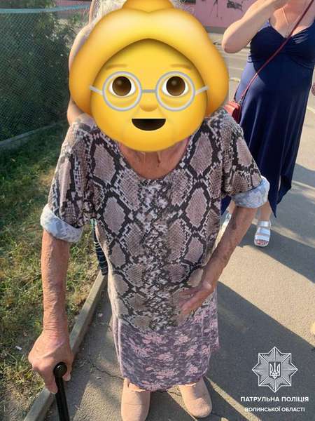 У Луцьку на зупинці знайшли бабусю, яка заблукала (фото)