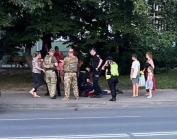 Розмахував і бив по сходах: у Луцьку затримали чоловіка з мечем (відео)