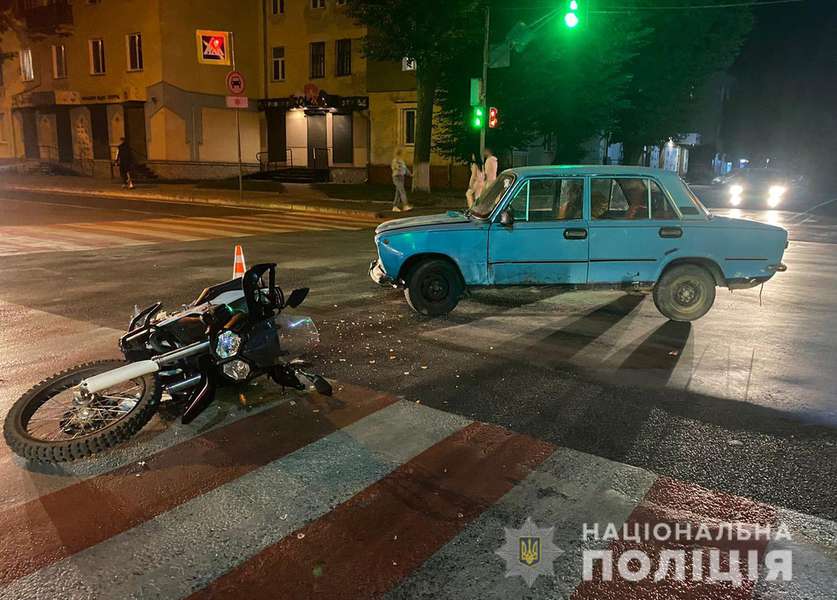 У Нововолинську зіткнулися «копійка» та двоколісний, постраждала дівчина (фото, відео)
