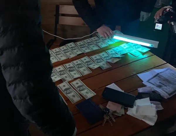 На Волині посадовець з Держгеокадастру «погорів» на хабарі у 3700 доларів (фото)
