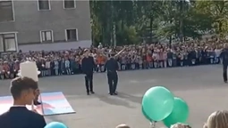 У Білорусі школярка на лінійці показала тризуб: її затримали (відео)