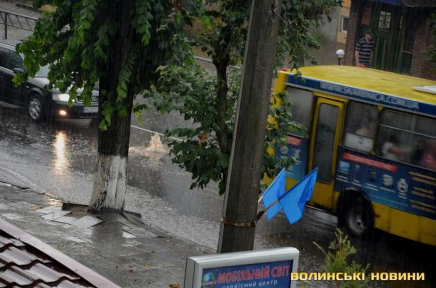У Луцьку на вулиці прорвалися фонтани (фото, відео)