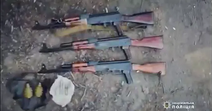Автомати, пістолети, гранати: у Києві затримали торговців зброєю (відео)
