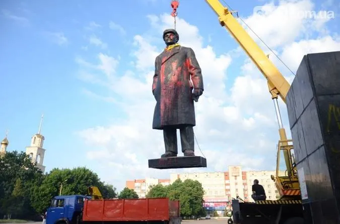 Декомунізація: як не перейти межу?