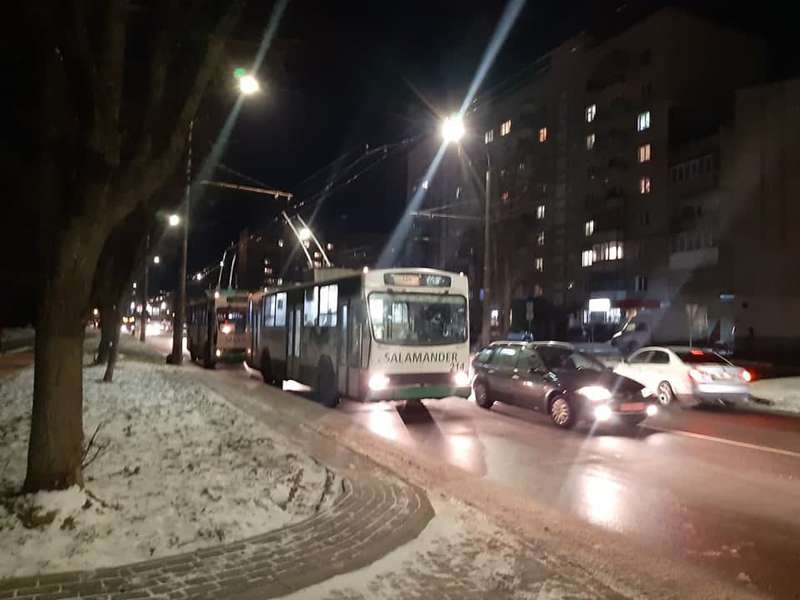 Тролейбуси стоять: у Луцьку на Молоді – обрив контактної мережі (фото)