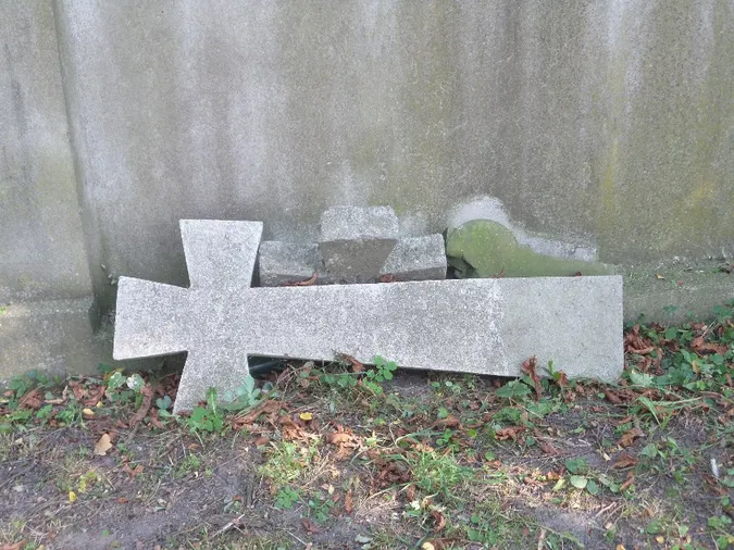 На Волині засудили чоловіка за понівечення хрестів польським солдатам