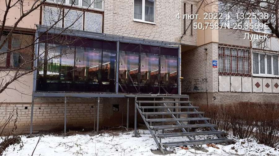Білборди, кіоски та сходи: де в Луцьку демонтують тимчасові споруди (фото)