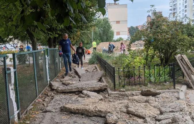 Як просувається будівництво скверу біля луцької школи № 26 (фото)