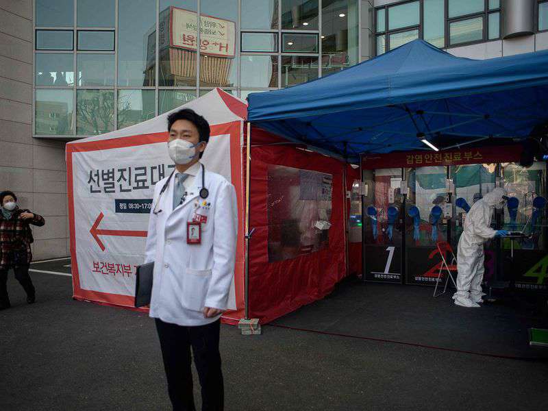 На вулицях у Південній Кореї поставили пункти експрес-тестування (відео)