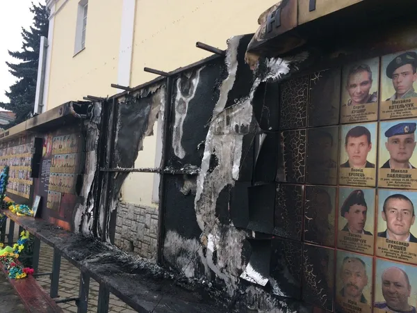 Розповіли подробиці загоряння Стели Героїв у центрі Луцька