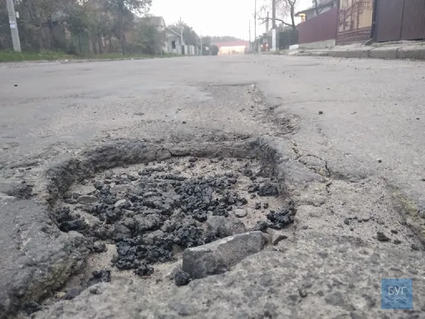 Власними силами: у Володимирі водії «потурбувалися» про ямковий ремонт вулиці