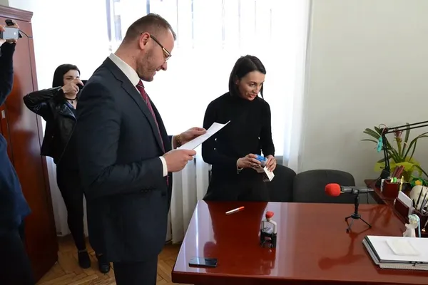 Юлія Вусенко передала ключі від кабінету Ігореві Поліщуку