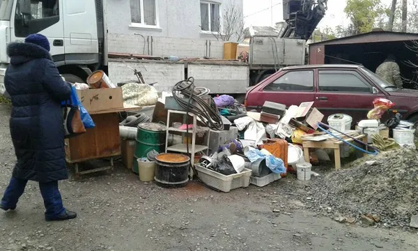 Муніципали показали, що лучани зберігають у незаконних гаражах (фото) 