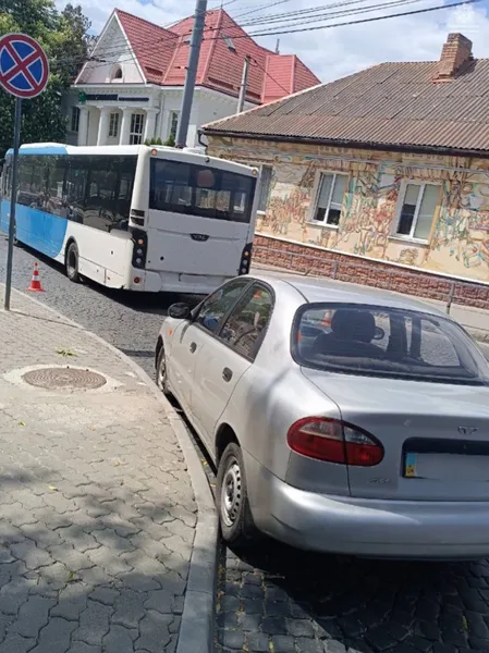 У центрі Луцька зіткнулися легковик та автобус (фото)
