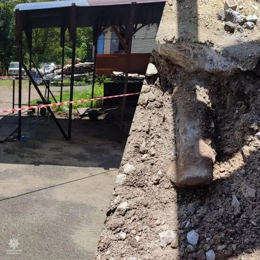 В центрі Луцька під час ремонтних робіт знайшли вибухівку (фото)