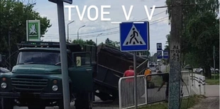 У Володимирі серед дороги у вантажівки відвалились колеса (фото)