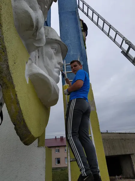 В Устилузі розфарбували в’їзний знак (фото)
