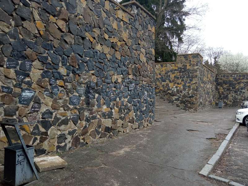 У Луцьку на меморіалі впала бетонна плита (фото)