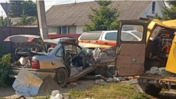 Одна загибла і семеро травмованих: у Нововолинську УАЗ розтрощив Opel (фото, відео)