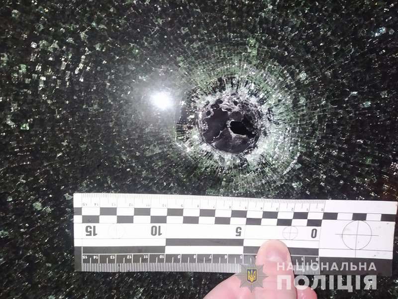 Не надав дорогу: на Кіровоградщині чоловік обстріляв автомобіль (фото)
