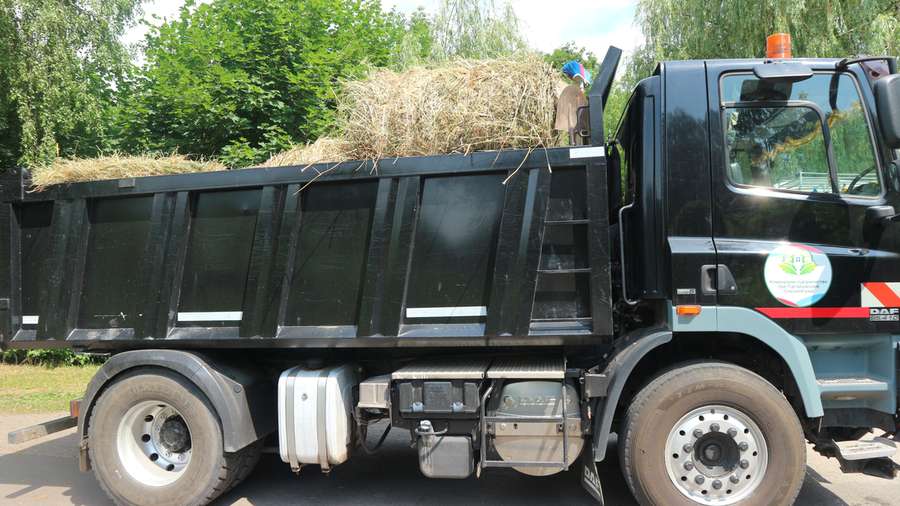 Луцькому зоопарку подарували вантажівку екологічно чистого сіна (фото)