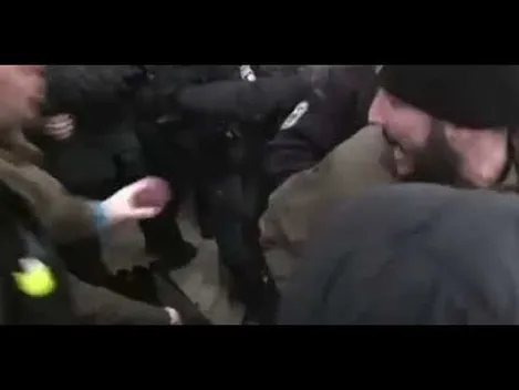 Під судом, де сьогодні обиратимуть запобіжний захід Порошенку, сталася штовханина (відео)