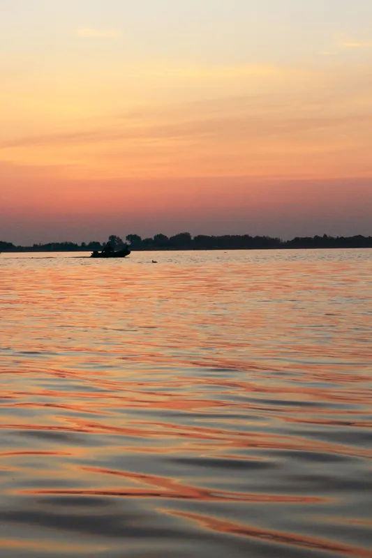 Фантастичний краєвид: як заходить сонце на озері Пісочне (фото)